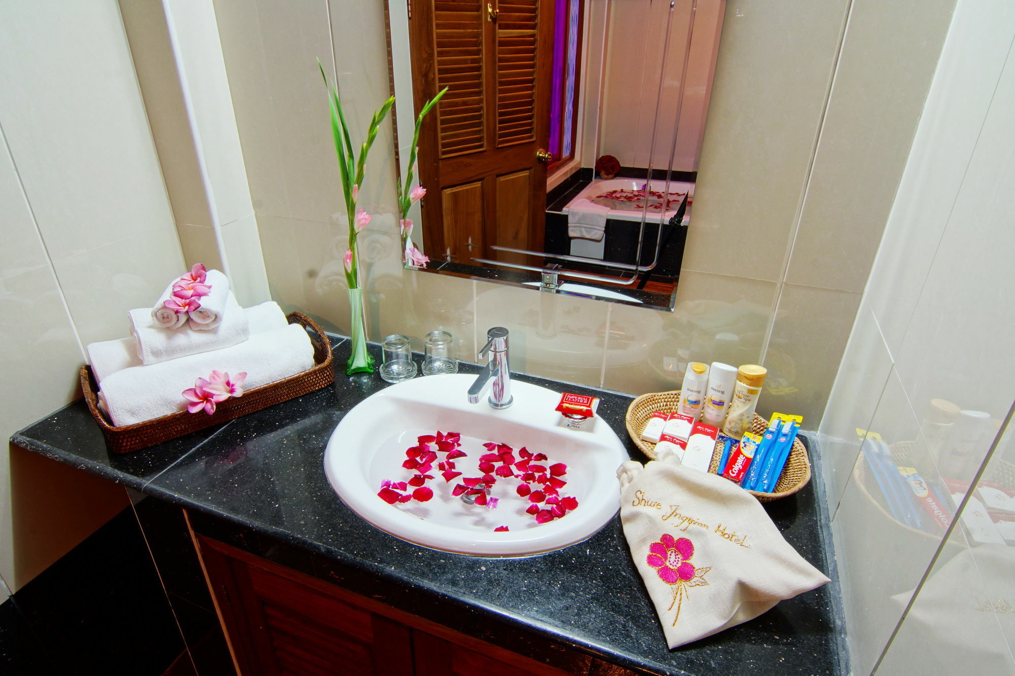 Shwe Ingyinn 3*